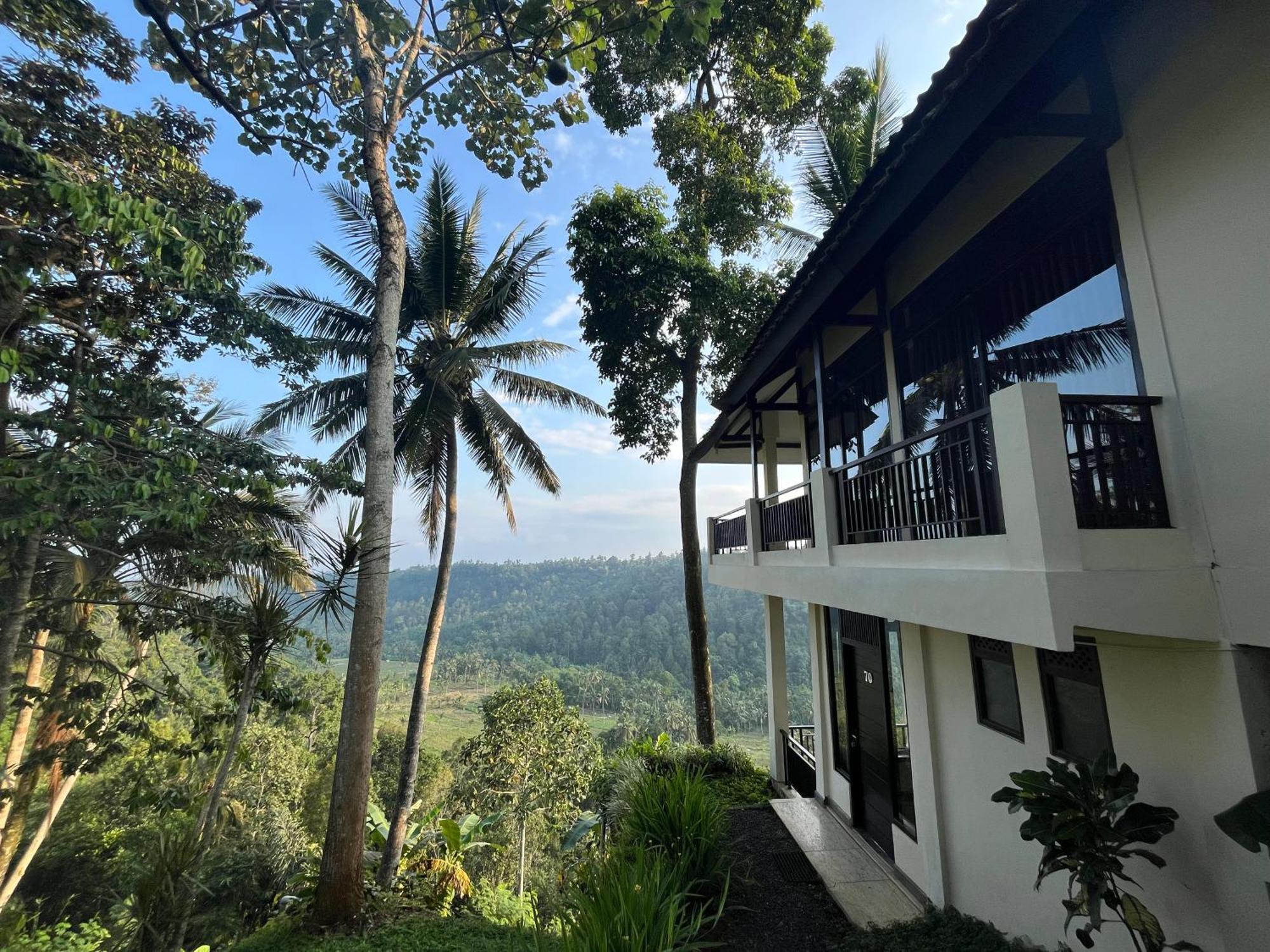 Отель Domisili Ijen Cliff By Fays Hospitality Баньюванги Экстерьер фото