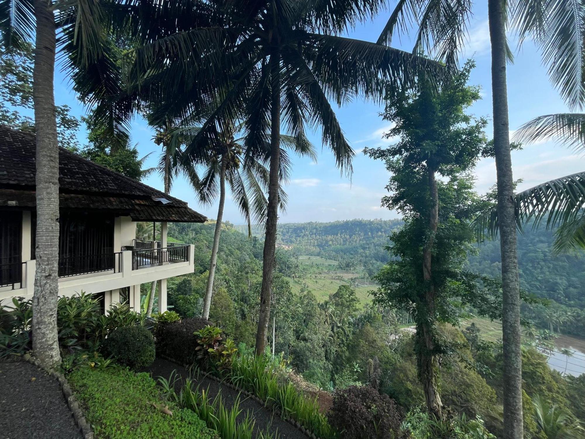 Отель Domisili Ijen Cliff By Fays Hospitality Баньюванги Экстерьер фото