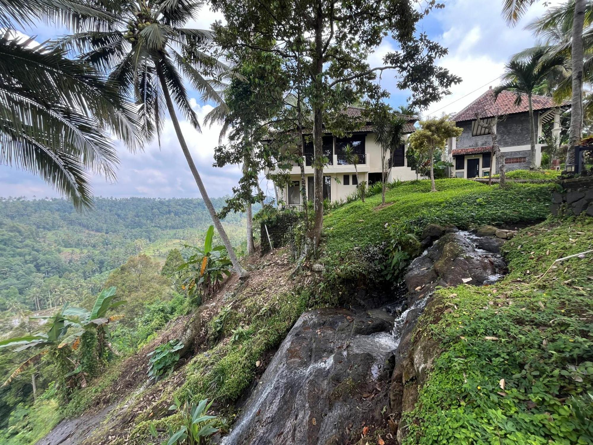 Отель Domisili Ijen Cliff By Fays Hospitality Баньюванги Экстерьер фото