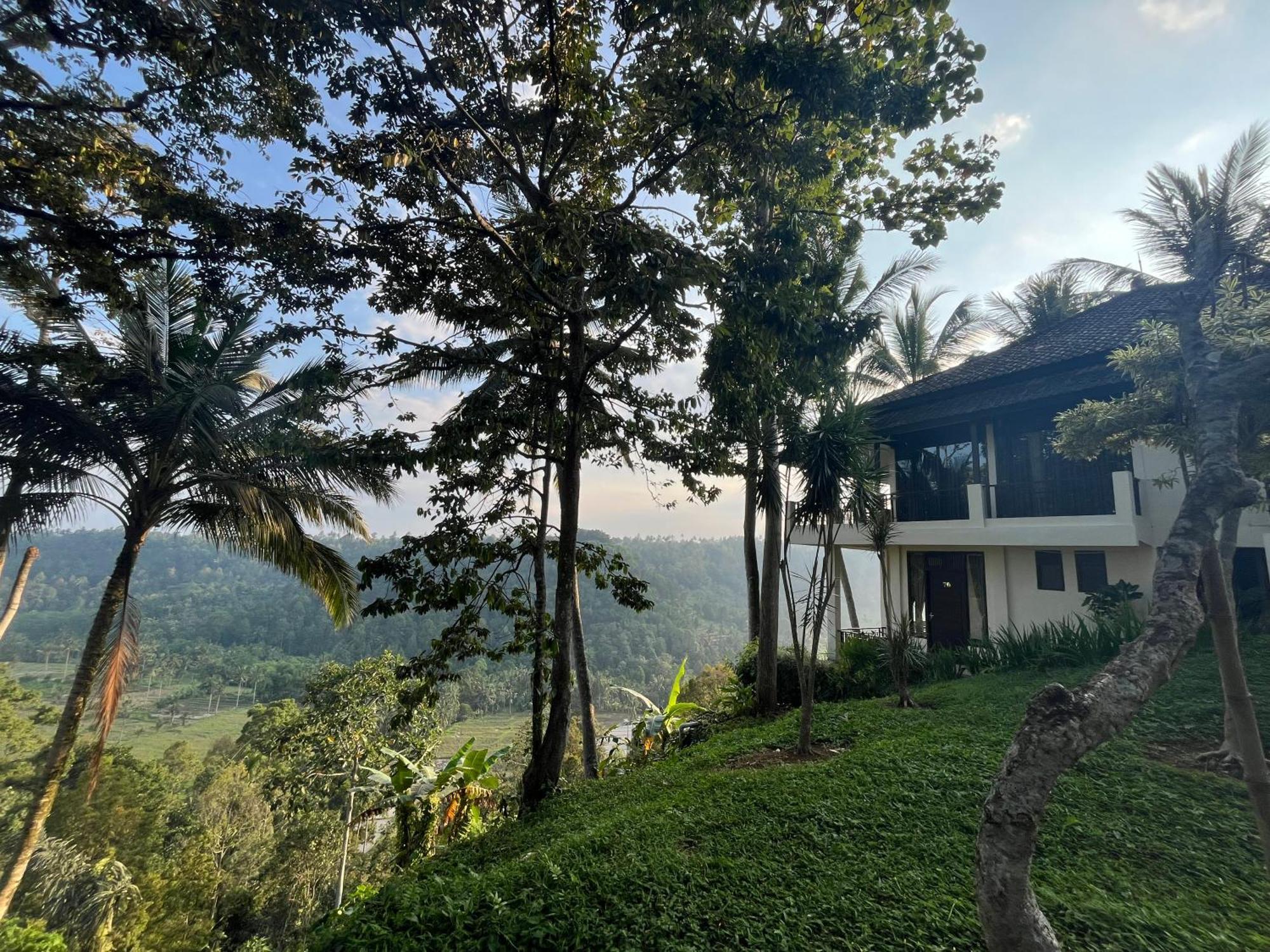 Отель Domisili Ijen Cliff By Fays Hospitality Баньюванги Экстерьер фото